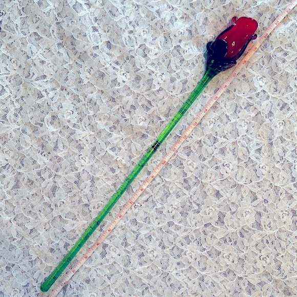 Excellent new condition Hand blown glass rose by hqt almost 20” long - Picture 2 of 5